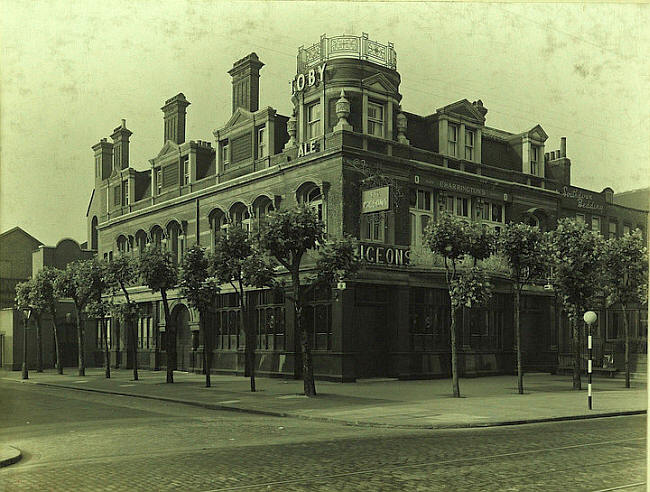 Three Pigeons, 120 & 122 Romford Road, Stratford Green, Stratford E15 - in 1935