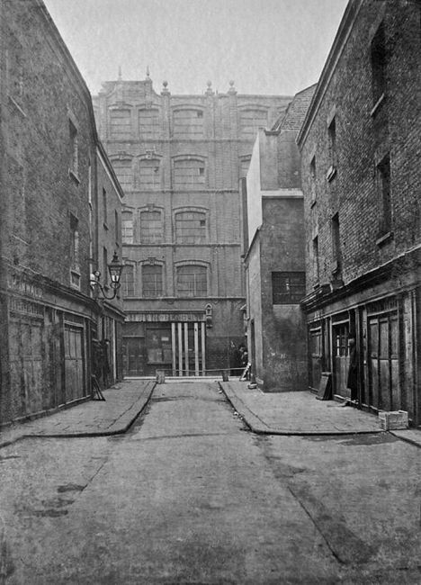 Photographed from Exchange Buildings on 17.12.1910, the pub is on the right hand corner, jutting out into the street. This photo was taken the morning after the Houndsditch Murders when three policemen were killed in the street when they disturbed burglars.