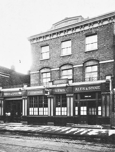 Fishmongers Arms, 225 St Johns Hill, Battersea - circa 1930 with landlord J F Barnes