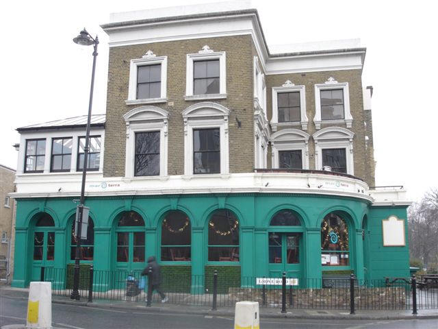 Crown Hotel, 223 Grove Road - in December 2006