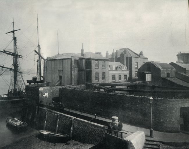 Brewhouse Lane, Greenwich with the upper floors of Fubbs Yacht (with the round window) in the centre. Circa 1900.