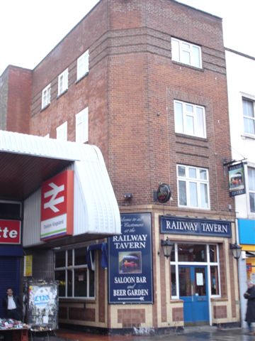Railway Tavern , 59 Kingsland High Street - in November 2006