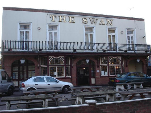 Swan Tavern/Hotel, 73 Clapton Common, E5 - in November 2006
