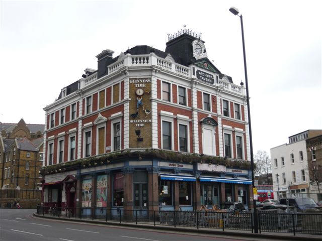 Archway Tavern, 1 Archway Close, N19 - in March 2008