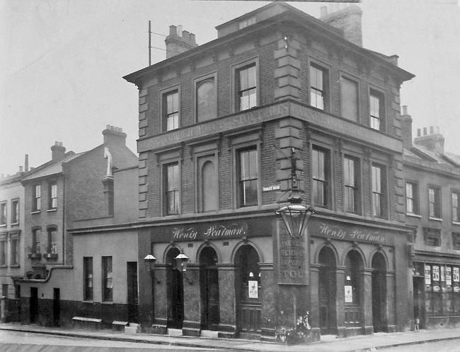 Brunswick Arms, Brunswick road & Vorley road, Upper Holloway, Islington - circa 1920 with landlord Henry Pearman