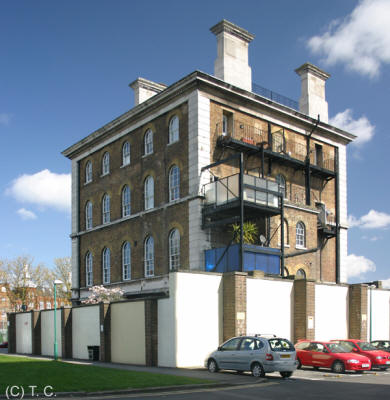 Lion Hotel, 98 North Road, N7 - 20th April 2010