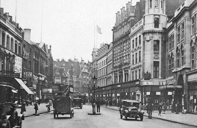 Kensington High Street in 1929. the pub has now been absorbed into the department store Derry & Toms. It was demolished in 1930 along with its neighbours when the store was rebuilt. on the extreme right can be seen the entrance to Kensington High Street Station, opened 1868.