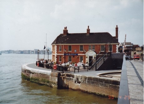 Barley Mow, 44 Narrow Street E14 - on 25 May 1990