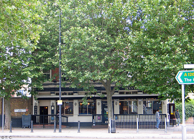 Oporto Tavern, 43 West India Dock Road E14 - in June 2014
