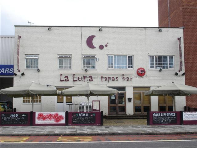 Fountain, 436 - 438 Mile End Road, E1  - in September 2006