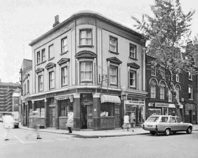 Antigallican, Tooley Street at the corner of Vine Street. In 1980.