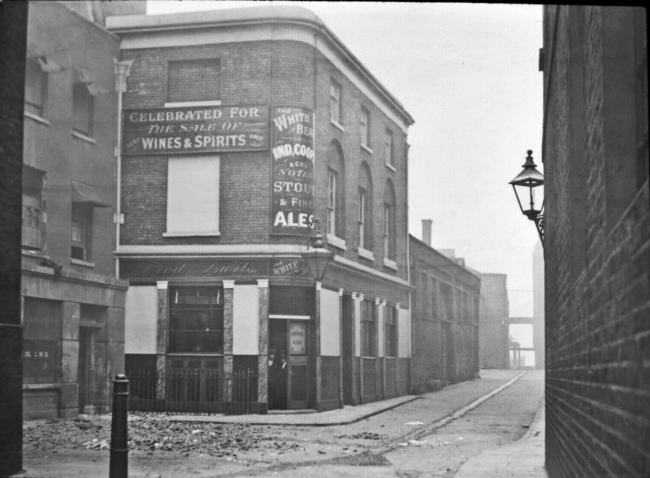 The White Bear, 12 Bear Gardens, SE1 in 1900. The Landlord is Fred Burts.