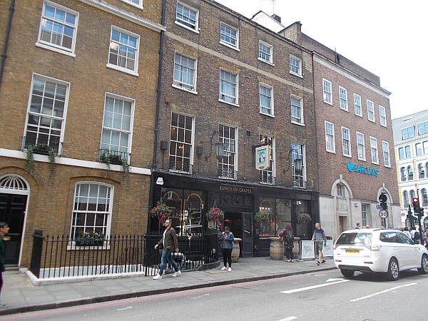 Bunch of Grapes, 2 St Thomas Street - in June 2019