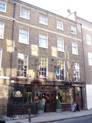 Bunch of Grapes, 2 St Thomas Street - in November 2006