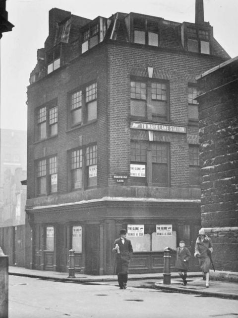 In 1925, the other buildings have gone and the Globe, looking rather bare, has survived only to serve the building workers. With WW1 breaking out the PLA building wasn't finished until 1922. The pub was itself finally demolished during the building of Walsingham House; 35 Seething Lane, opened 1929.