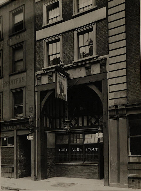 Brown Bear, 43 Upper East Smithfield, Wapping E1 - in 1939