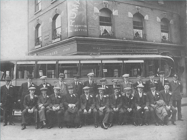 Scots Arms, High Street & Redmead lane, Wapping - in the 1920s with landlord William Charles Willis
