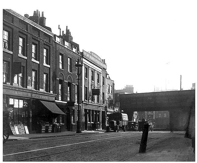Brown Bear, 139 Leman Street, E1 - circa 1930