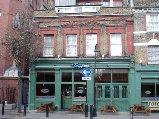 Queens Head, 83 Fieldgate Street, Whitechapel E14 - in December 2006