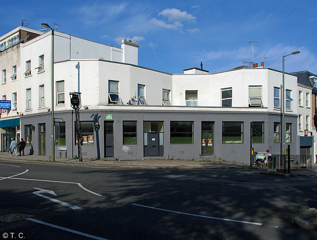 Queens Head, 248 Regents Park Road, Finchley N3 - in July 2014