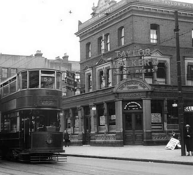 Finsbury Park Tavern, 263 Seven Sisters Road, N4 - circa 1940 Licensee J I Dicks