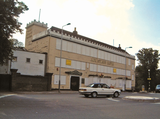 Jack Straws Castle, North End Way, NW3 on 9th July 2002 shortly after closure.